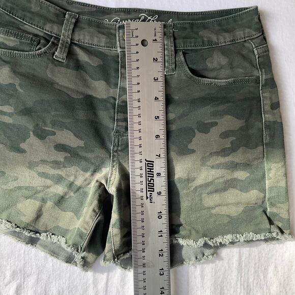 Universal Thread Women’s Frayed Denim Shorts size 0/25, Camo Green - Picture 4 of 10